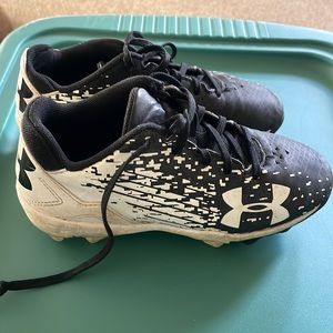 Boys under armor baseball cleats